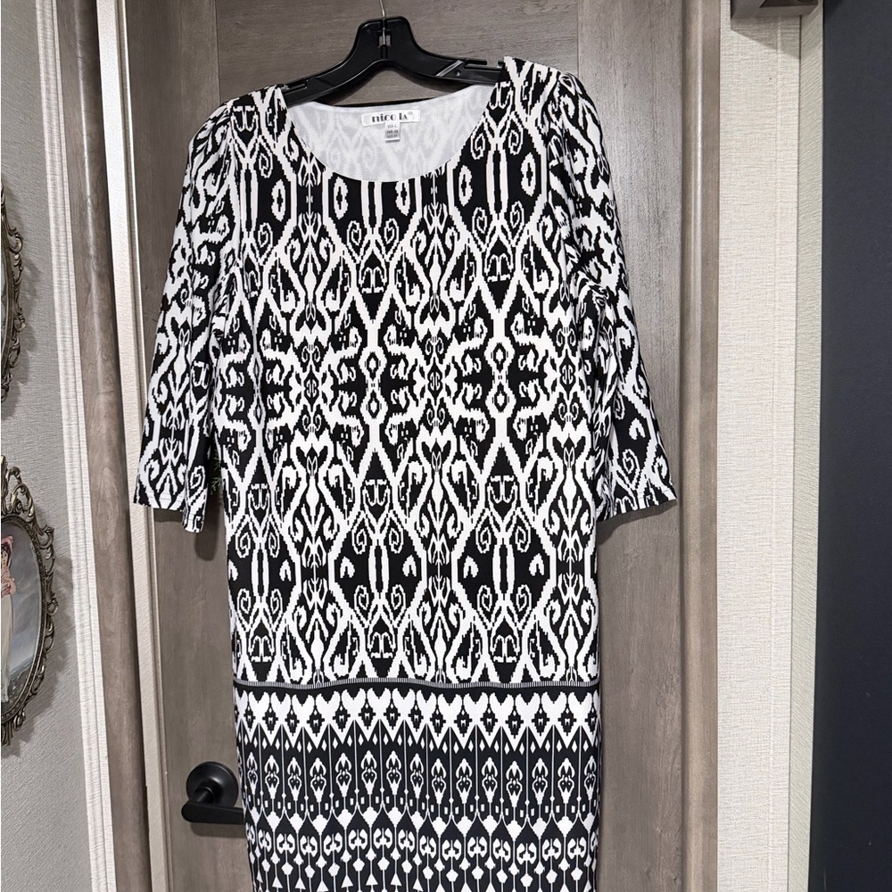 NICOLA Black and White Long Sleeve Dress
